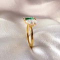 verlobungsring-toi-et-moi-hydrothermaler-smaragd-3-5ct-emeraldschliff-birnschliff-nahaufnahme-seite-gelbgold-gemini-hariets.jpg