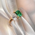 verlobungsring-toi-et-moi-hydrothermaler-smaragd-3-5ct-emeraldschliff-birnschliff-nahaufnahme-gelbgold-gemini-hariets.jpg