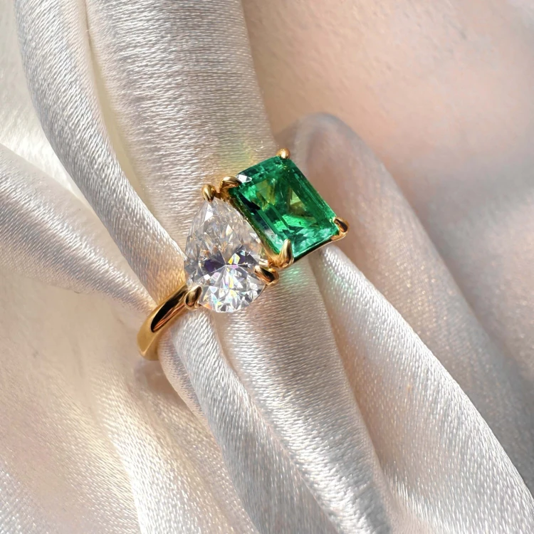 verlobungsring-toi-et-moi-hydrothermaler-smaragd-3-5ct-emeraldschliff-birnschliff-nahaufnahme-gelbgold-gemini-hariets.jpg