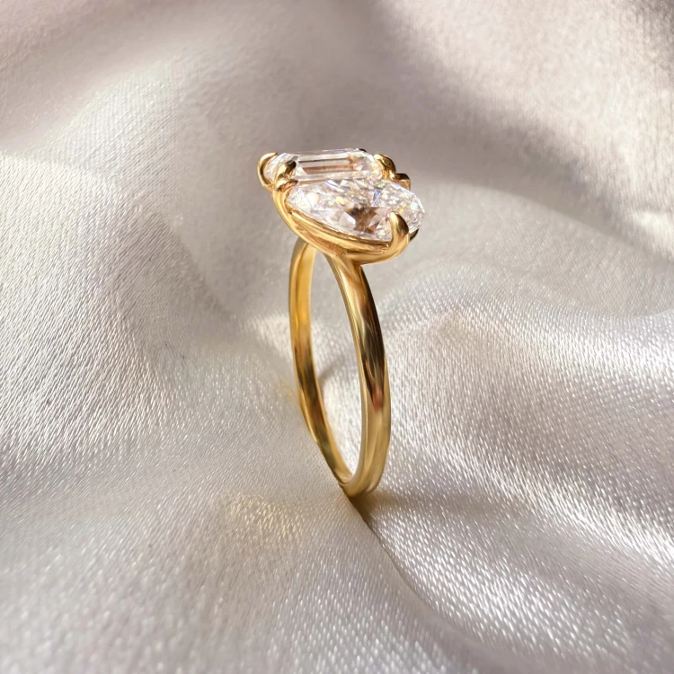 verlobungsring-toi-et-moi-moissanit-3-5ct-emeraldschliff-birnschliff-nahaufnahme-seite-gelbgold-gemini-hariets.jpg