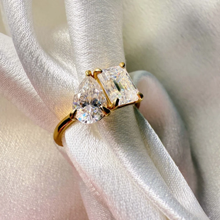 verlobungsring-toi-et-moi-moissanit-3-5ct-emeraldschliff-birnschliff-nahaufnahme-gelbgold-gemini-hariets.jpg