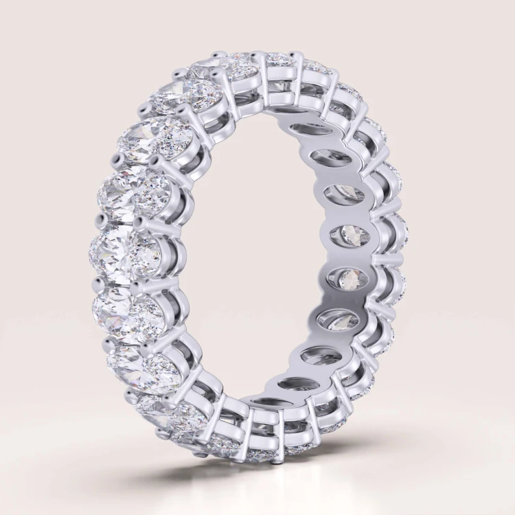 eternity-ring-mit-moissaniten-ovalschliff-seite-silber-hariets.jpg
