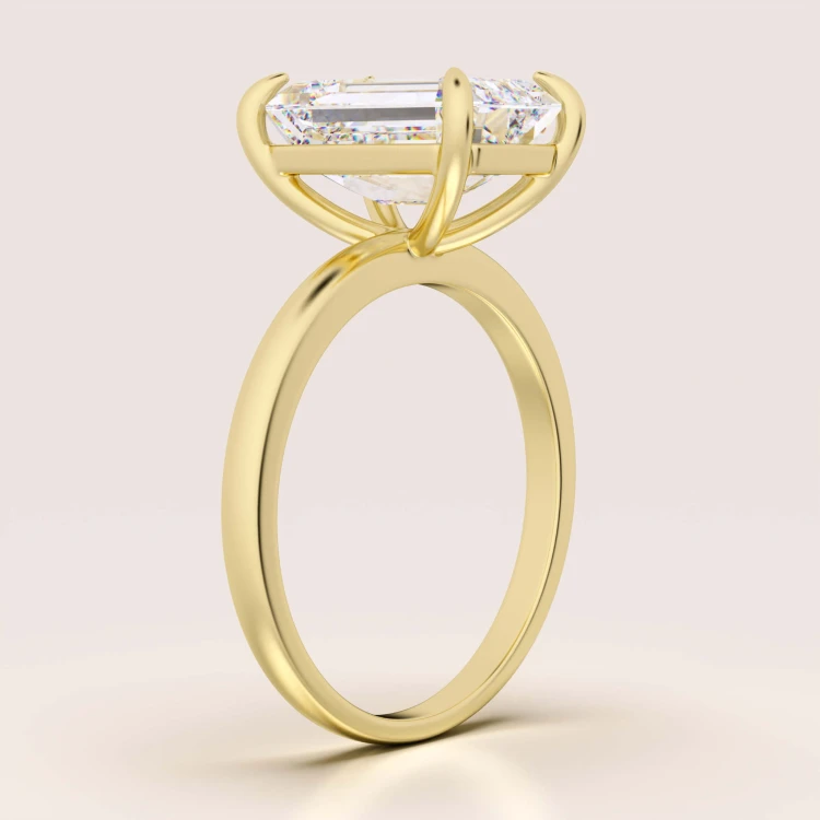 verlobungsring-royal-stones-moissanit-5ct-smaragdschliff-seitenansicht-gelbgold-nobilis-hariets.jpg