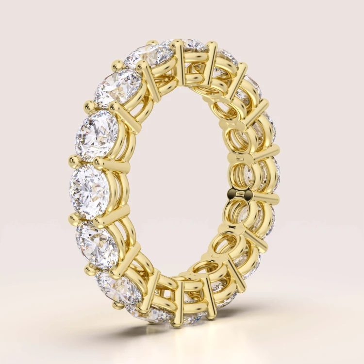 Eternity-Trauring-mit-Moissaniten-4mm-Brillantschliff-Seitenansicht-Gelbgold-Hariets.jpg