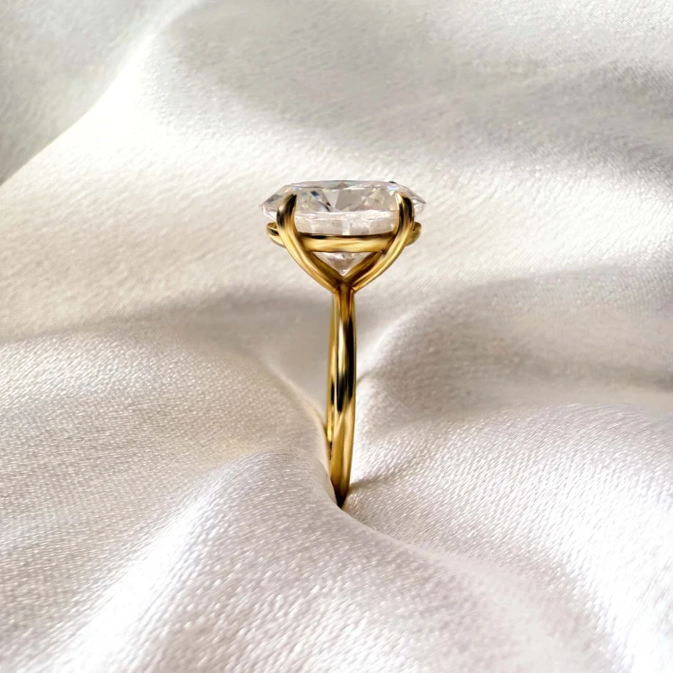 verlobungsring-royal-stones-moissanit-5ct-ovalschliff-nahaufnahme-seite-gelbgold-bella-hariets.jpg