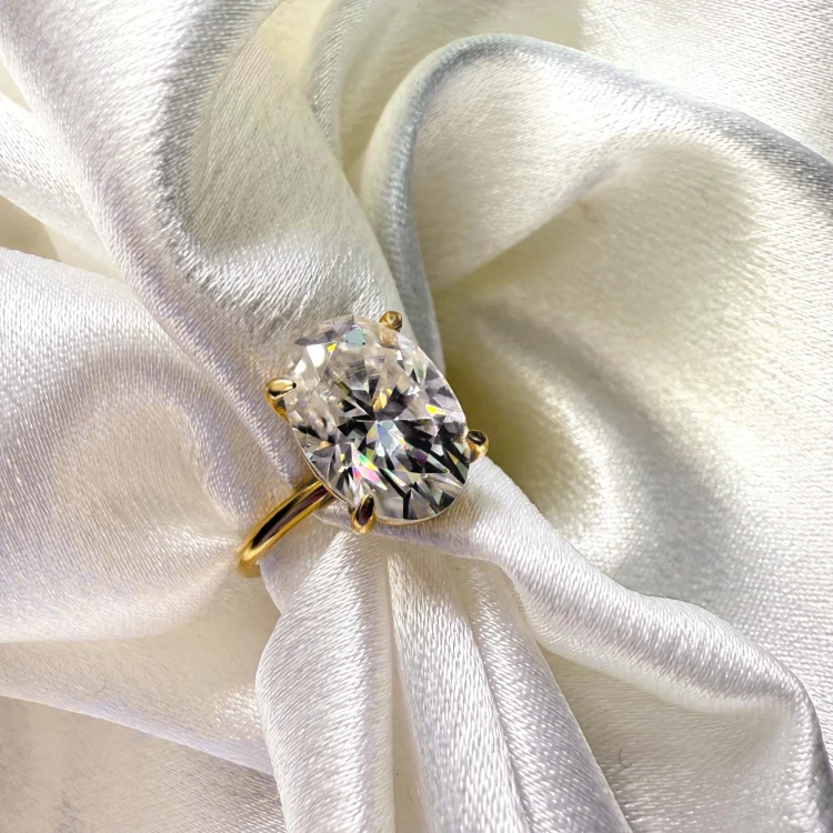 verlobungsring-royal-stones-moissanit-5ct-ovalschliff-nahaufnahme-gelbgold-bella-hariets.jpg