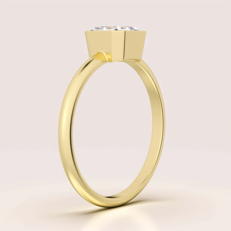 Verlobungsring-Bezel-Moissanit-1ct-Asscher-Schliff-Seitenansicht-Gelbgold-Ray-Hariets.jpg