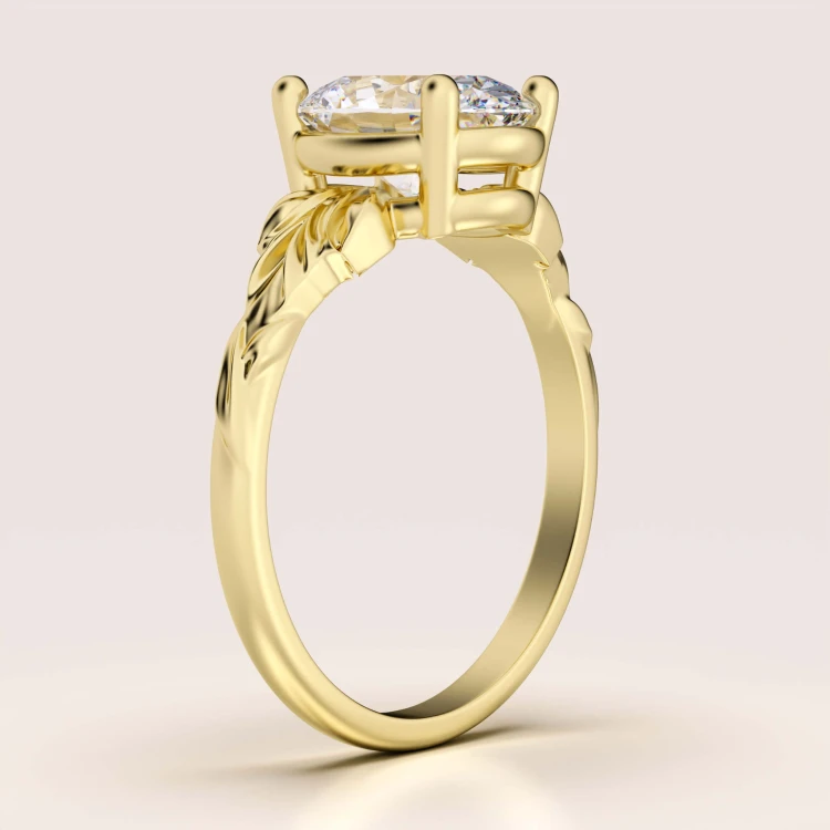 verlobungsring-moissanit-2ct-ovalschliff-seitlich-gelbgold-wings-hariets.jpg