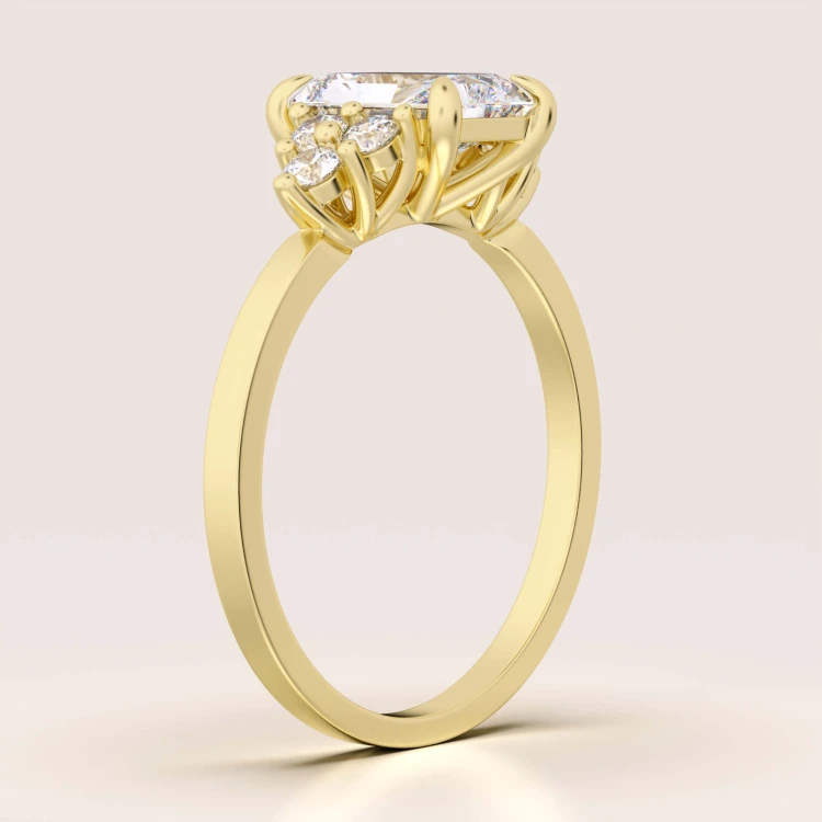verlobungsring-trinity-moissanit-1ct-radiantschliff-seitenansicht-gelbgold-legacy-hariets.jpg