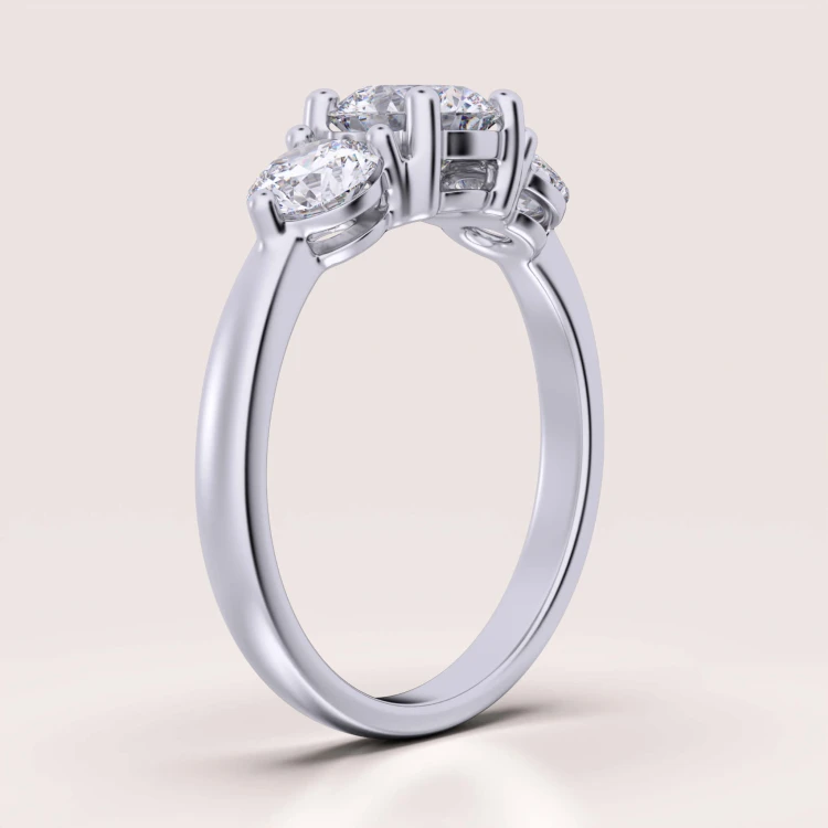 verlobungsring-trinity-moissanit-2ct-brillantschliff-seite-silber-trigem-hariets.jpg