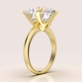verlobungsring-royal-stones-moissanit-12ct-brillantschliff-seite-gelbgold-queen-hariets.jpg