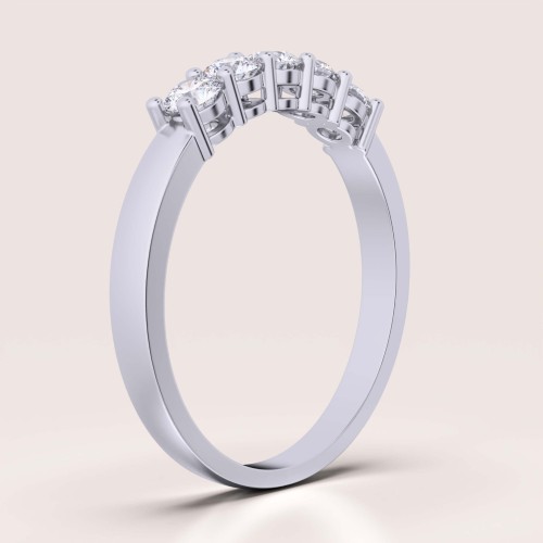 ehering-mit-fünf-moissaniten-0-5ct-brillantschliff-seite-silber-bangle-hariets.jpg