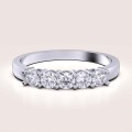 ehering-mit-fünf-moissaniten-0-5ct-brillantschliff-weißgold-bangle-hariets.jpg