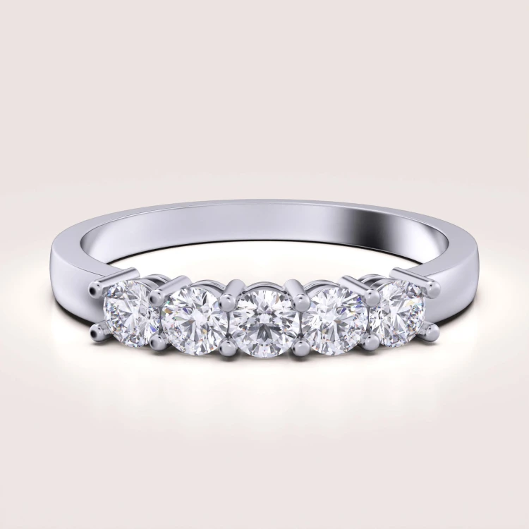 ehering-mit-fünf-moissaniten-0-5ct-brillantschliff-weißgold-bangle-hariets.jpg
