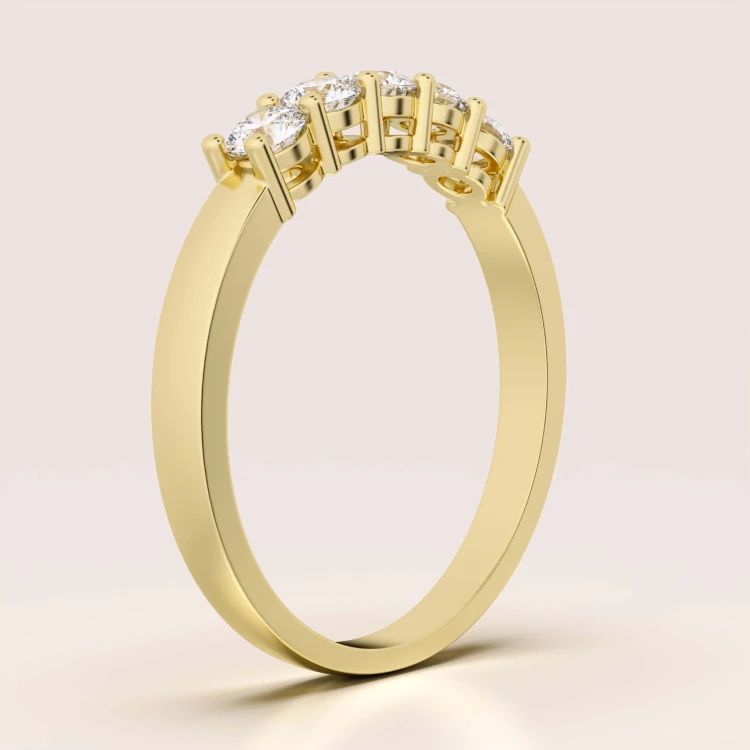 ehering-mit-fünf-moissaniten-0-5ct-brillantschliff-seite-gelbgold-bangle-hariets.jpg