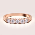 ehering-mit-fünf-moissaniten-0-5ct-brillantschliff-roségold-bangle-hariets.jpg