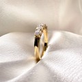 ehering-mit-fünf-moissaniten-0-5ct-brillantschliff-nahaufnahme-seite-gelbgold-bangle-hariets.jpg