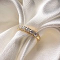 ehering-mit-fünf-moissaniten-0-5ct-brillantschliff-nahaufnahme-frontansicht-gelbgold-bangle-hariets.jpg