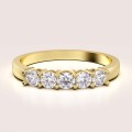 ehering-mit-fünf-moissaniten-0-5ct-brillantschliff-gelbgold-bangle-hariets.jpg