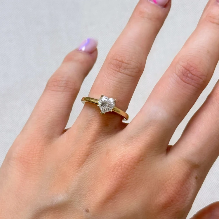Verlobungsring-Solitär-Herz-Moissanit-1ct-Herzschliff-am-Finger-Gelbgold-Hariets.JPG