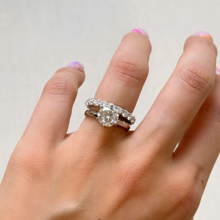 eternity-ring-moissanit-3mm-brillantschliff-am-finger-set-inspiration-silber-hariets.JPG