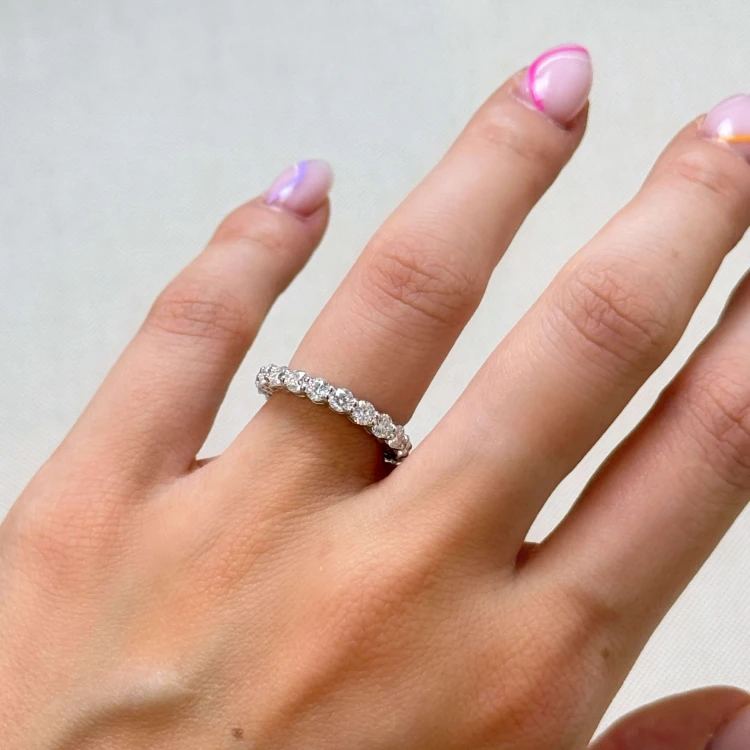 eternity-ring-moissanit-3mm-brillantschliff-am-finger-silber-hariets.JPG