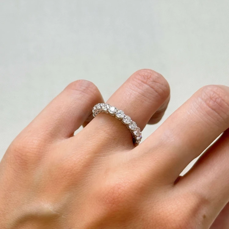 eternity-ring-moissanit-3mm-brillantschliff-am-finger-nahaufnahme-gelbgold-hariets.JPG