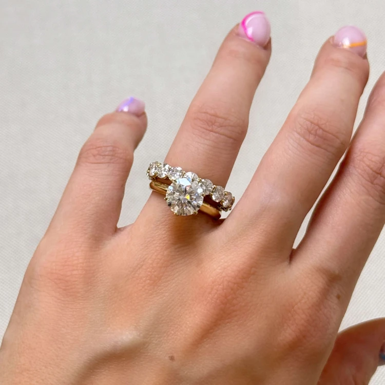 eternity-ring-moissanit-4mm-brillantschliff-am-finger-inspiration-gelbgold-hariets.JPG