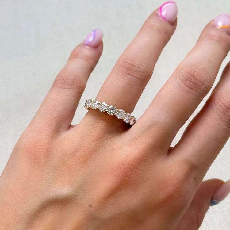 eternity-ring-moissanit-4mm-brillantschliff-am-finger-gelbgold-hariets.JPG