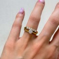 ring-mit-fünf-moissaniten-0-5ct-brillantschliff-am-finger-inspiration-gelbgold-bangle-hariets.JPG