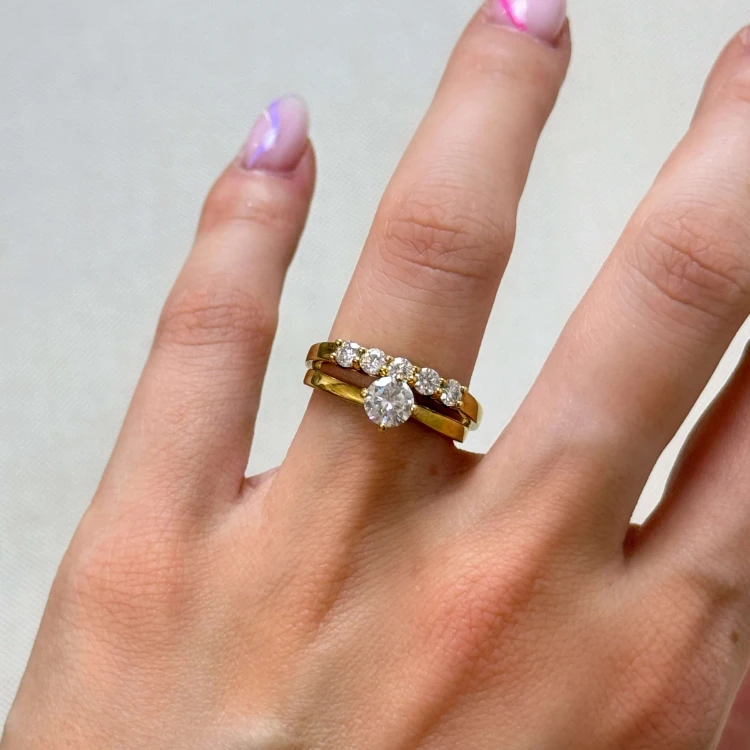 ring-mit-fünf-moissaniten-0-5ct-brillantschliff-am-finger-inspiration-gelbgold-bangle-hariets.JPG