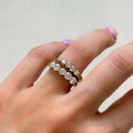 ring-mit-fünf-moissaniten-0-5ct-brillantschliff-am-finger-vergleich-gelbgold-bangle-hariets.JPG