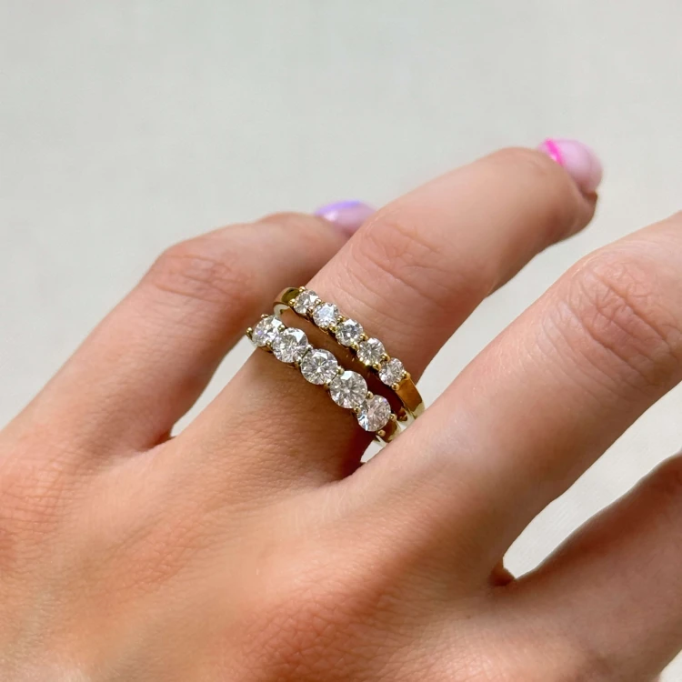 ring-mit-fünf-moissaniten-0-5ct-brillantschliff-am-finger-vergleich-gelbgold-bangle-hariets.JPG