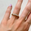 ring-mit-fünf-moissaniten-0-5ct-brillantschliff-am-finger-gelbgold-bangle-hariets.JPG