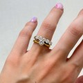 ring-mit-fünf-moissaniten-1-25ct-brillantschliff-am-finger-inspiration-gelbgold-bangle-hariets.JPG