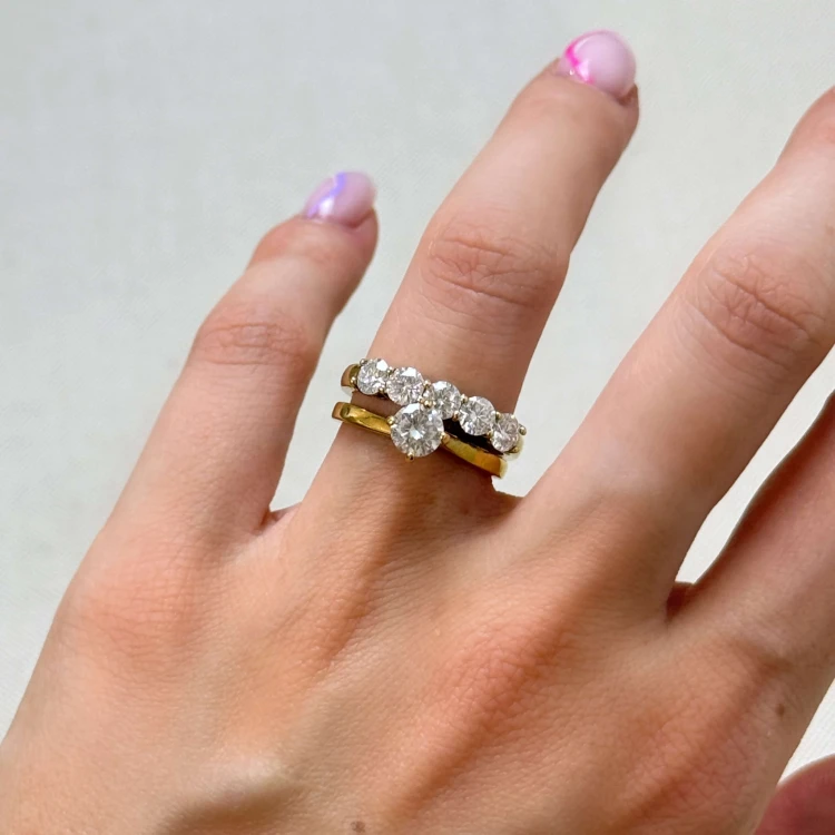 ring-mit-fünf-moissaniten-1-25ct-brillantschliff-am-finger-inspiration-gelbgold-bangle-hariets.JPG