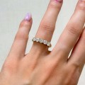 ring-mit-fünf-moissaniten-1-25ct-brillantschliff-am-finger-gelbgold-bangle-hariets.JPG