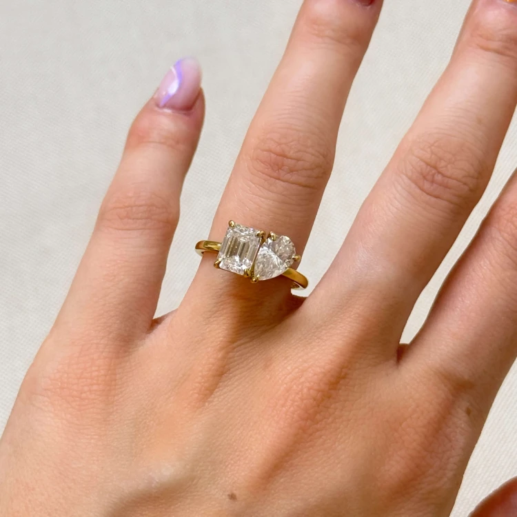 verlobungsring-toi-et-moi-moissanit-3-5ct-emeraldschliff-birnschliff-am-finger-gelbgold-gemini-hariets.jpg