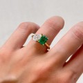 verlobungsring-toi-et-moi-hydrothermaler-smaragd-3-5ct-emeraldschliff-birnschliff-am-finger-nahaufnahme-gelbgold-gemini-hariets.jpg