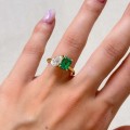 verlobungsring-toi-et-moi-hydrothermaler-smaragd-3-5ct-emeraldschliff-birnschliff-am-finger-gelbgold-gemini-hariets.jpg