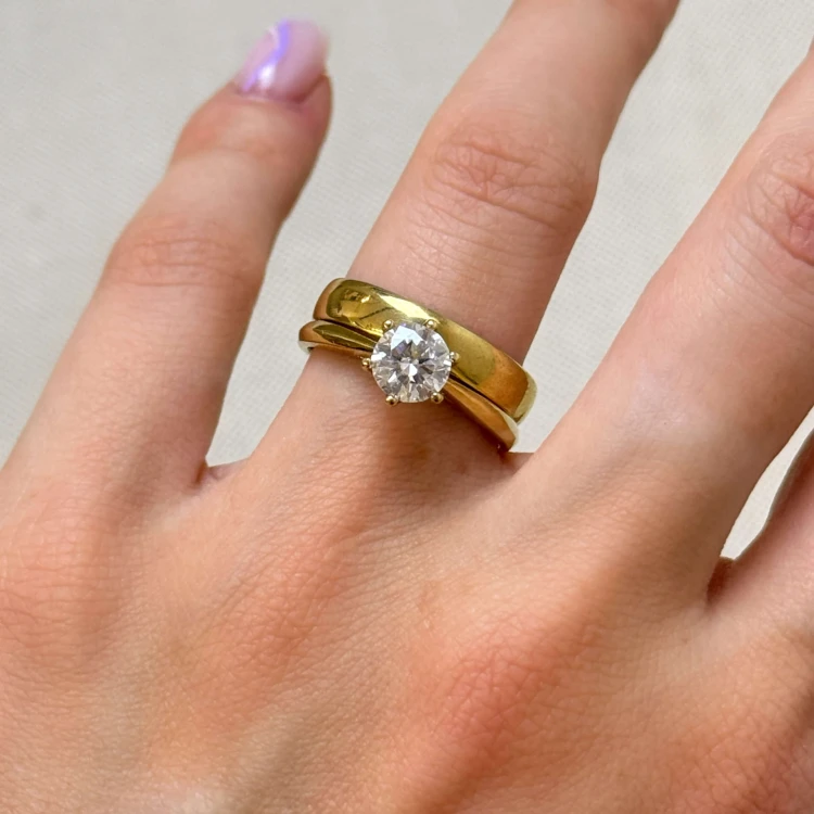 halbkreis-ring-4mm-mit-verlobungsring-gelbgold-hariets.JPG