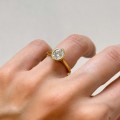 verlobungsring-bezel-moissanit-1-2ct-ovalschliff-am-finger-gelbgold-amora-hariets.jpg