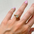 verlobungsring-bezel-moissanit-1-2ct-ovalschliff-am-finger-gelbgold-amora-hariets.jpg