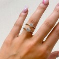 verlobungsring-solitaire-antica-moissanit-0-5ct-brillantschliff-am-finger-vergleich-silber-hariets.jpg