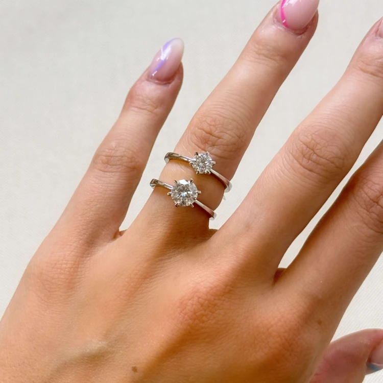 verlobungsring-solitaire-antica-moissanit-0-5ct-brillantschliff-am-finger-vergleich-silber-hariets.jpg