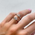 verlobungsring-solitaire-antica-moissanit-0-5ct-brillantschliff-am-finger-seitenansicht-vergleich-silber-hariets.jpg