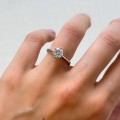 verlobungsring-solitaire-antica-moissanit-1ct-brillantschliff-am-finger-silber-hariets.jpg