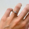 verlobungsring-solitaire-antica-moissanit-0-5ct-brillantschliff-am-finger-silber-hariets.jpg
