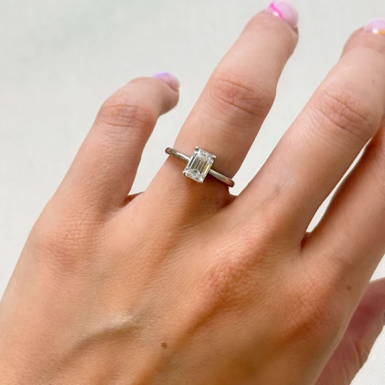 verlobungsring-solitaire-rapure-moissanit-1ct-smaragdschliff-am-finger-silber-hariets.JPG