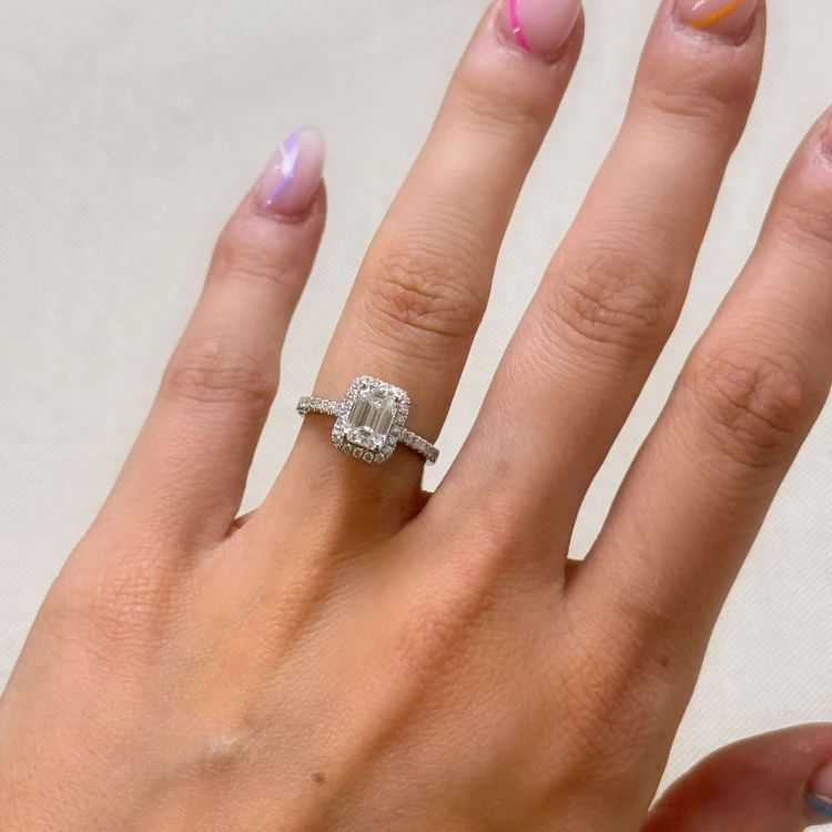 verlobungsring-halo-stardust-moissanit-1ct-emeraldschliff-am-finger-silber-hariets.jpg